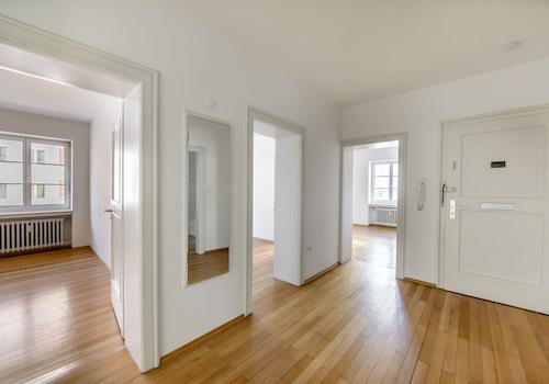 Flur Blick zu den Zimmern