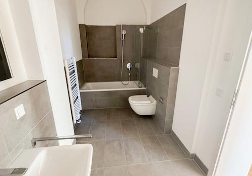 Bad mit Wanne und WC