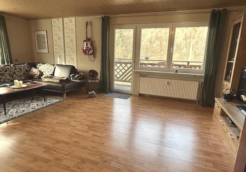 Wohnzimmer mit Zugang Balkon