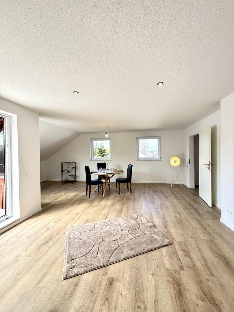 Wohnzimmer mit Essbereich 