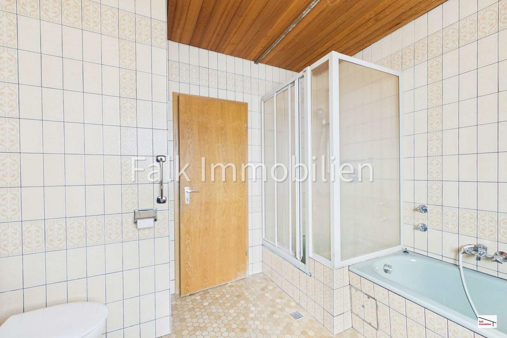 TL-Bad mit Badewanne und Dusche Obergeschoss