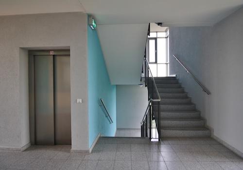 Treppenhaus mit Aufzug