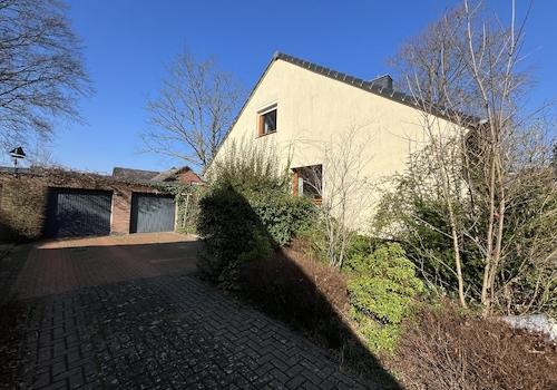 Einfahrt und Garagen