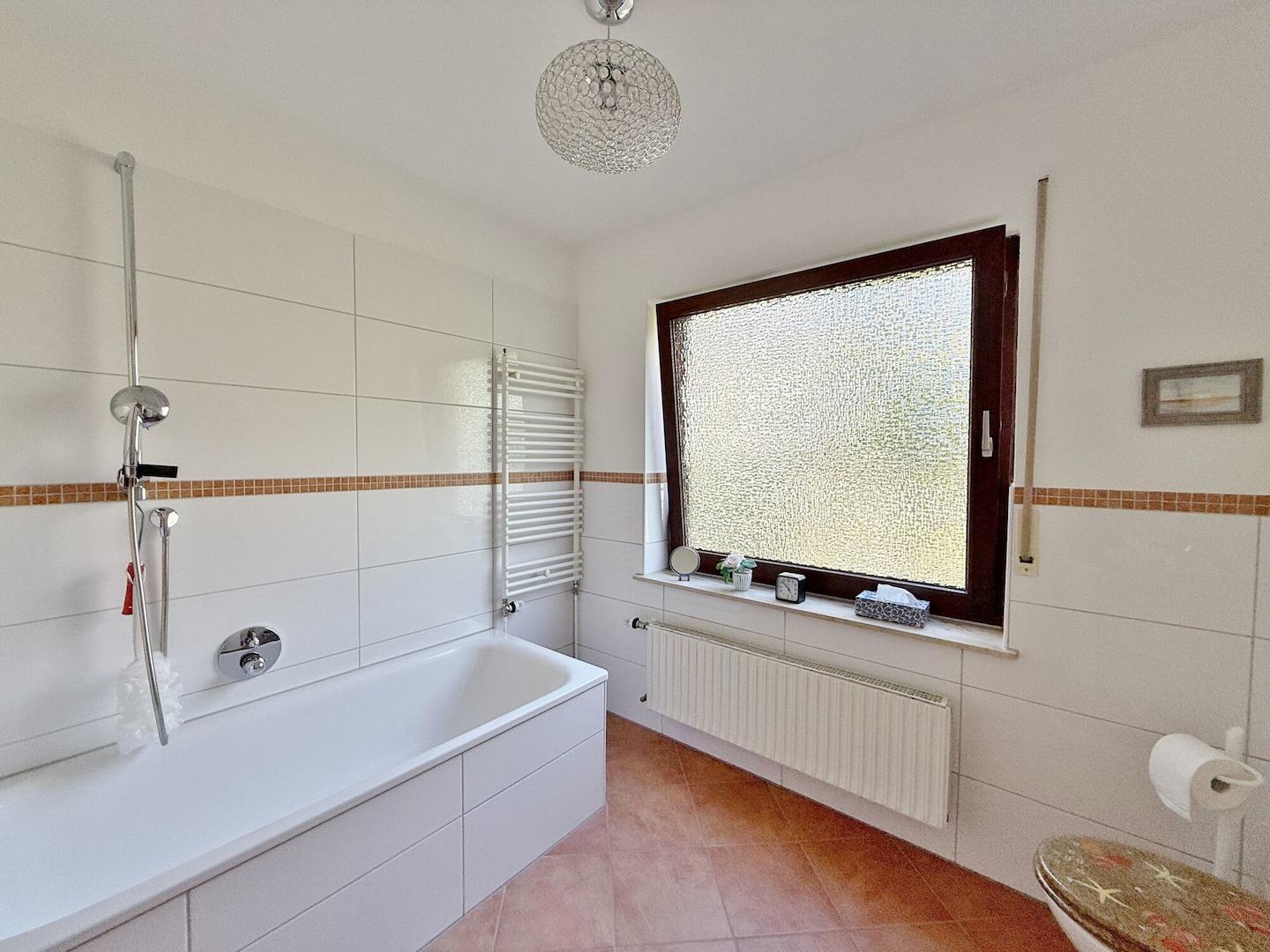 Anbau / EG-Wohnung / Tageslicht-Wannenbad
