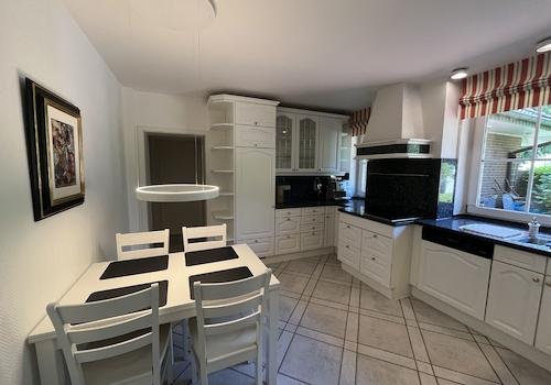 Küche mit Einbauten