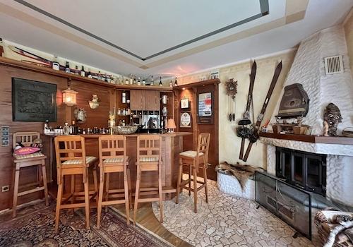 Bar mit Kamin