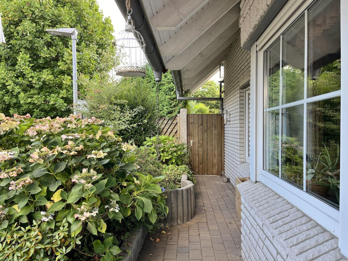 seitlicher Zugang zum Garten