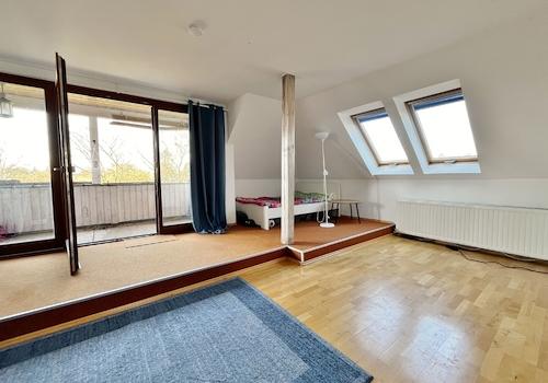 Wohnzimmer mit Balkon