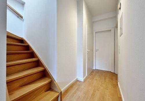 rückwärtige Diele mit Treppe zum Atelier