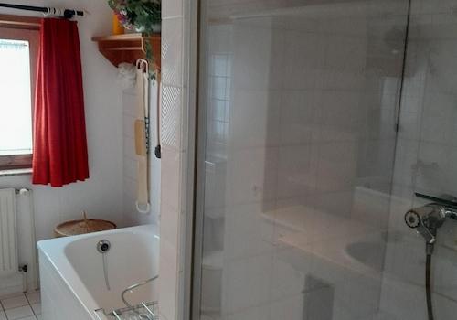 Badewanne und Dusche