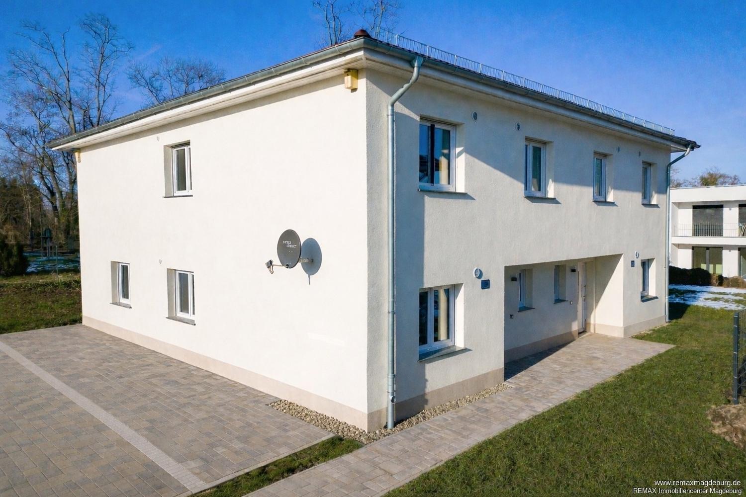 Seitenansicht mit Parkplätzen