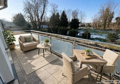 Balkon möbliert mit KI