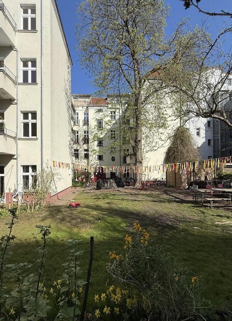 Blick vom Garten in den Hof