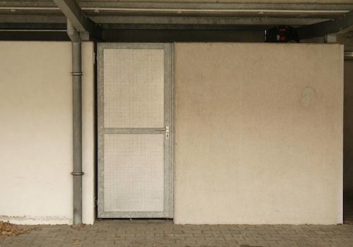 PKW-Stellplatz mit Abstellraum