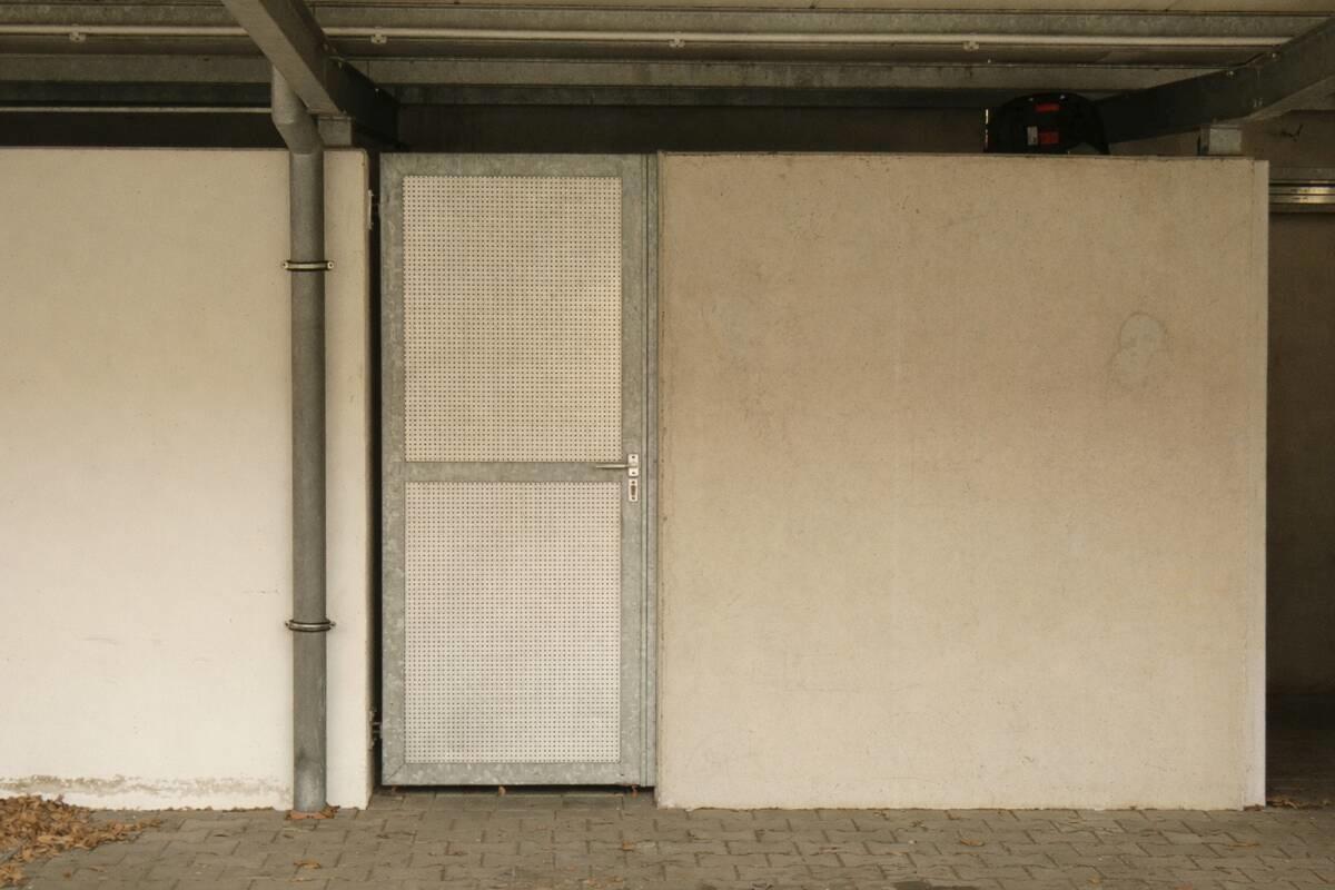 PKW-Stellplatz mit Abstellraum