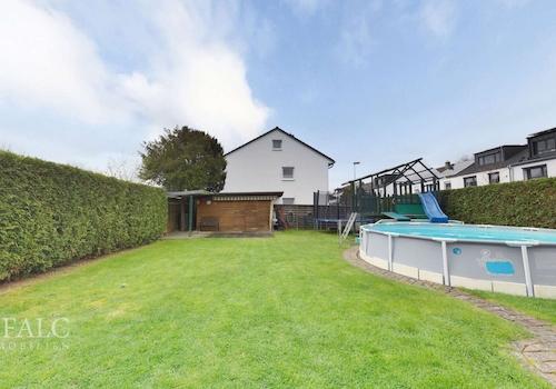 Garten mit Gartenhütte