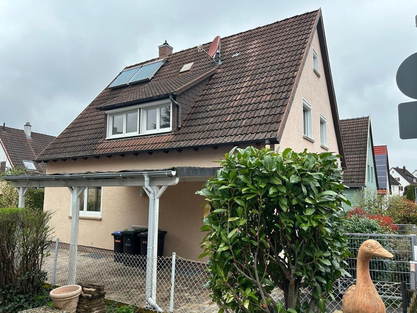 Hausansicht mit Carport