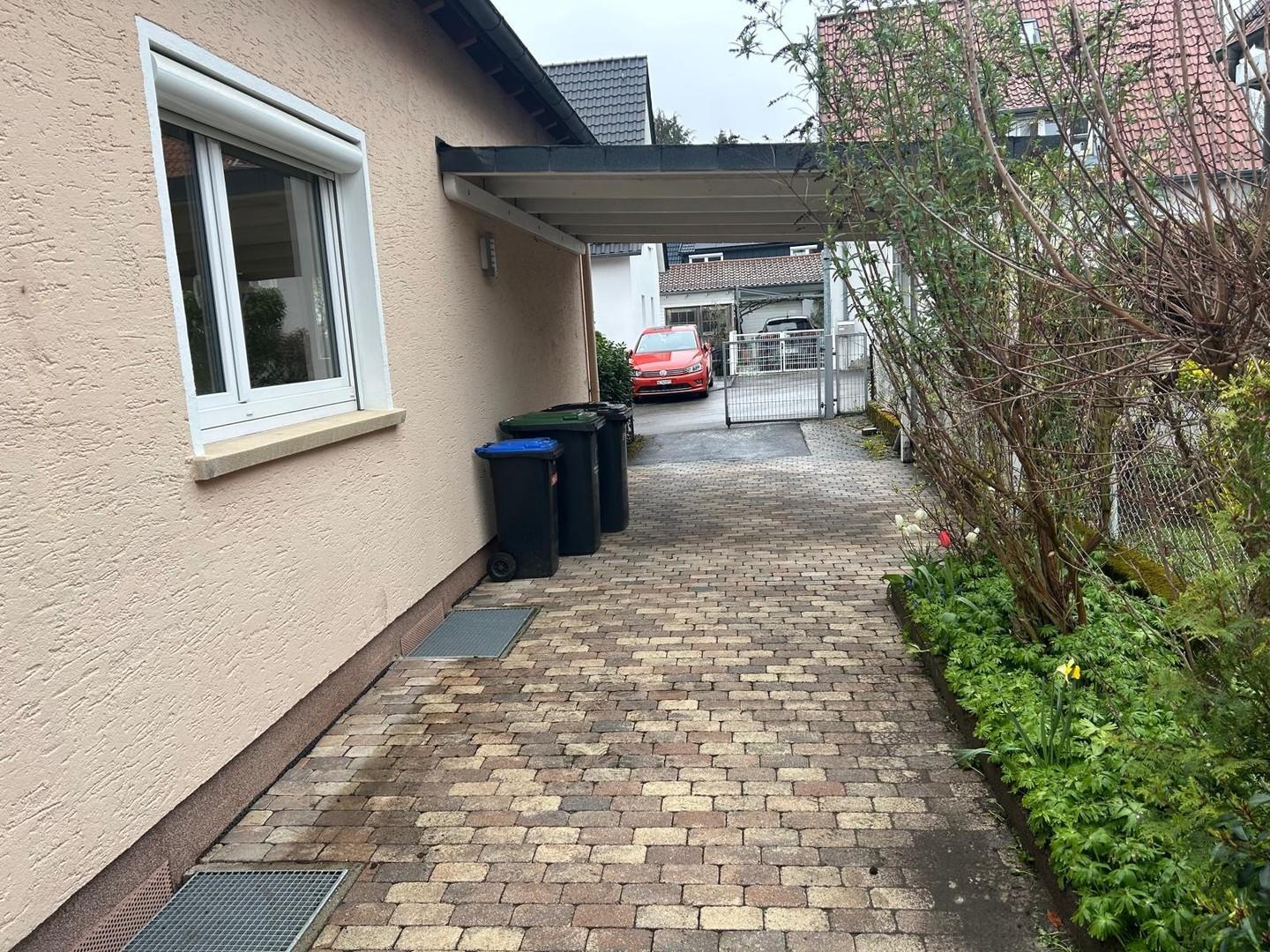 Carport u. Einfahrt 