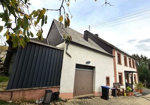 Bauernhaus mit Nebengebäuden