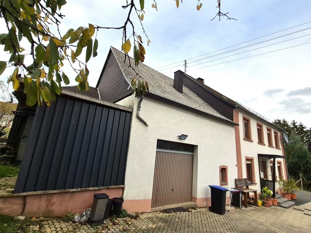 Bauernhaus mit Nebengebäuden