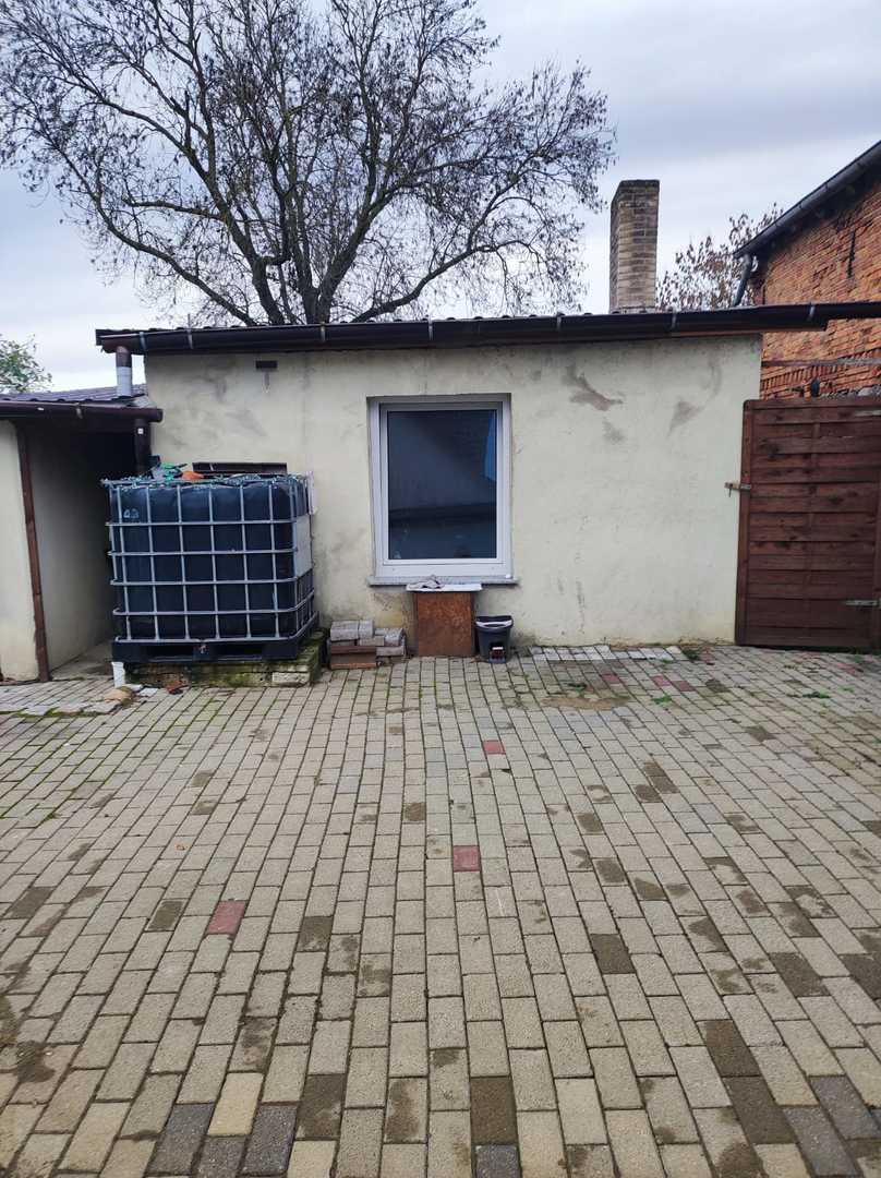 Waschküche mit gepflasterter Fläche