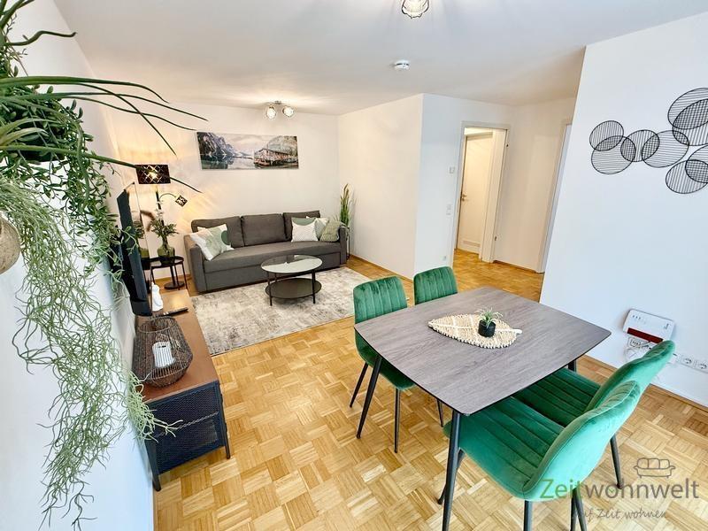 Blick zu Couch und Flur