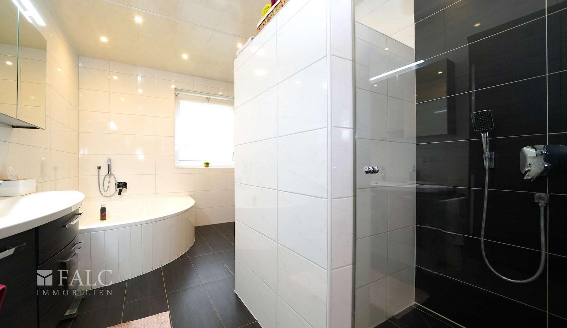 Mit Duschkabine und Wanne EG