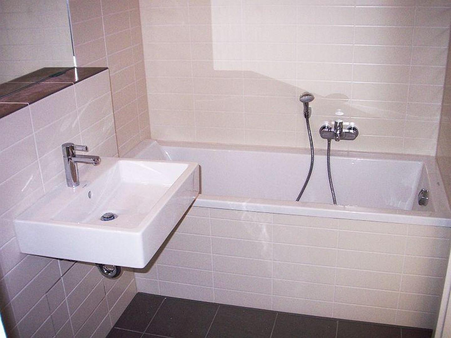 großes Wannenduschbad