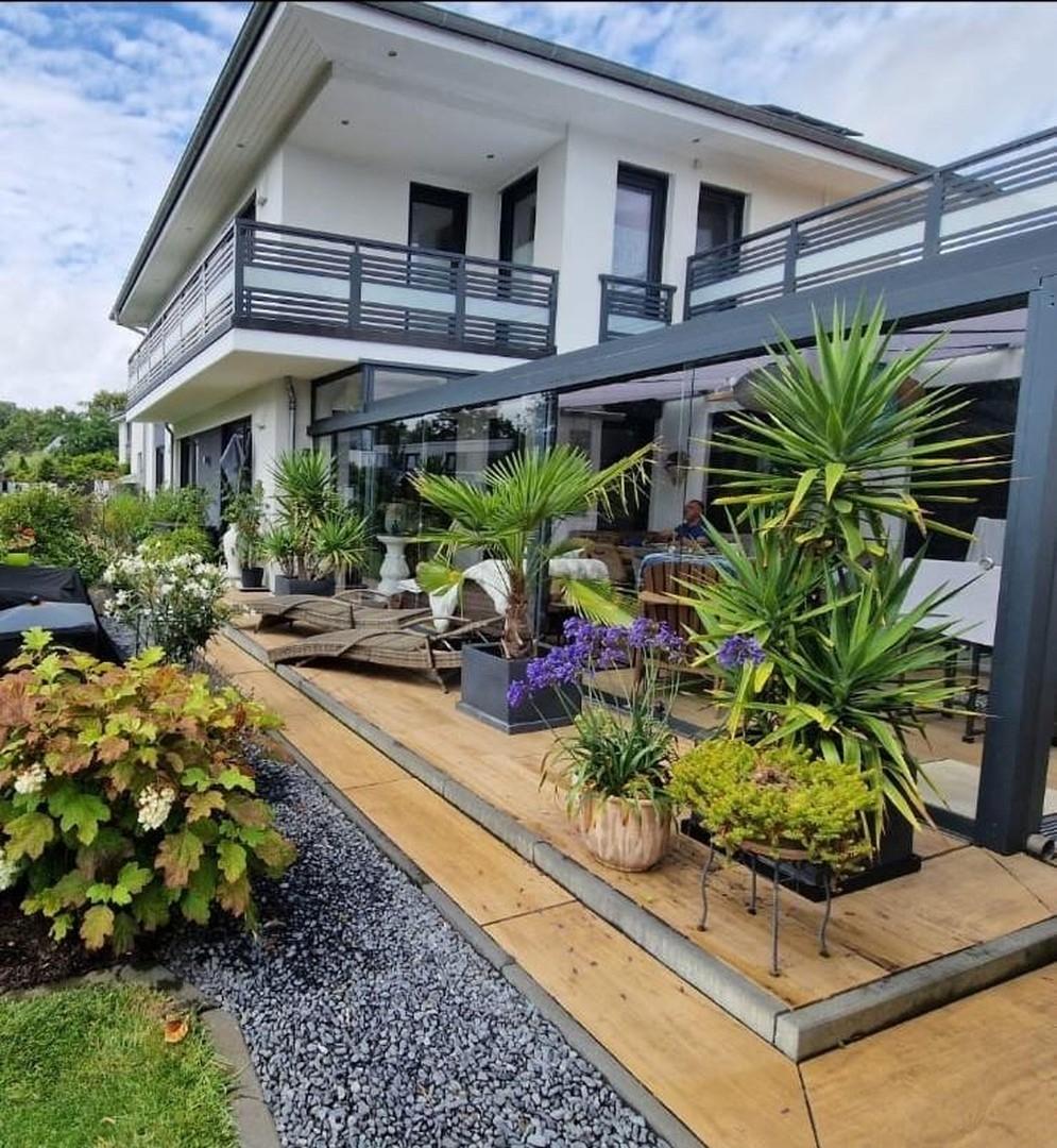 Gartenansicht mit Wintergarten