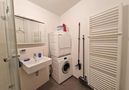 Duschbad mit Waschmaschine