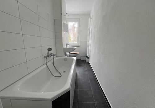 Bad mit Fenster und Handtuchheizkörper