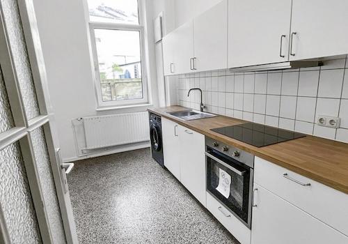 Große Küche mit Spülmaschine