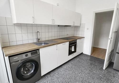 Große Küche mit Spülmaschine