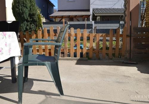 Garten mit Sitzgelegenheit