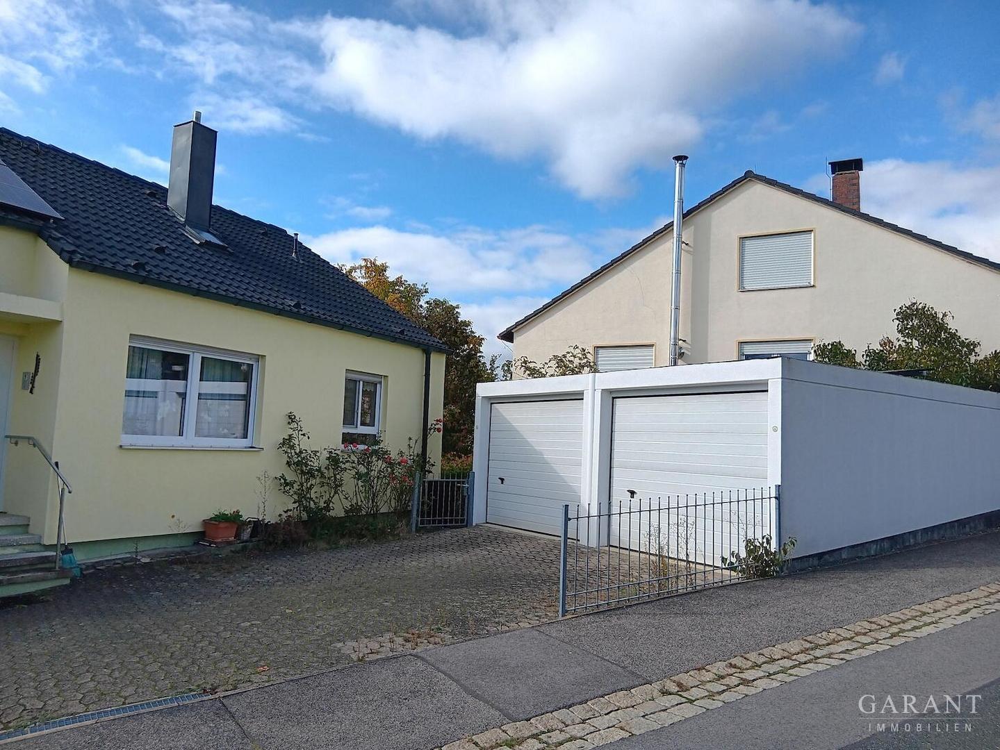 Hofeinfahrt mit Doppelgarage