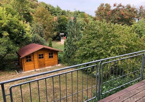 Blick vom Balkon zum Garten mit Gartenlaube