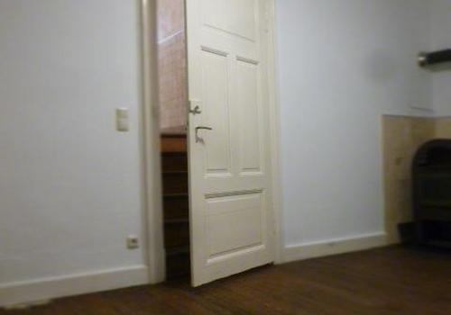 Wohnzimmer + historischer Tür