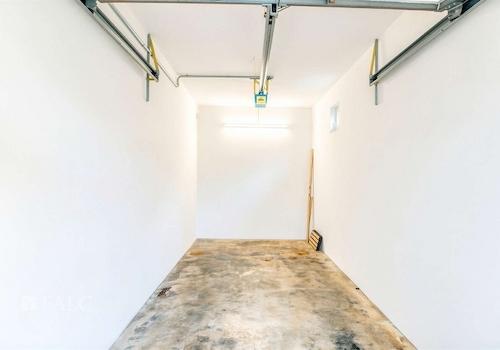 Garage - (KI generiert)