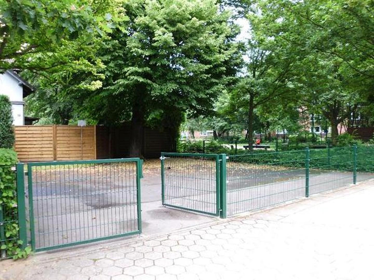 mit Stellplätzen im Innenhof