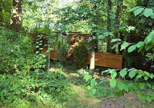 Zaun und Pflanzkübel Haupthaus