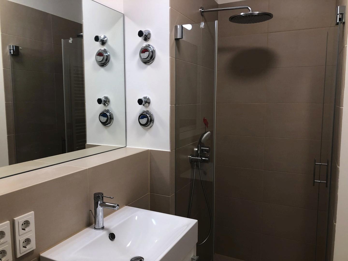 Badewanne u. zusätzlich Dusche