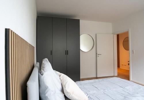 Zimmer neben Badezimmer