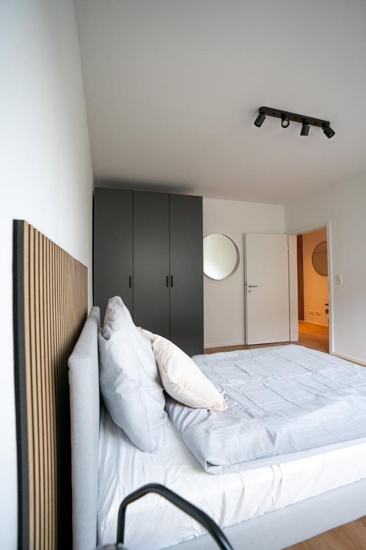 Zimmer neben Badezimmer