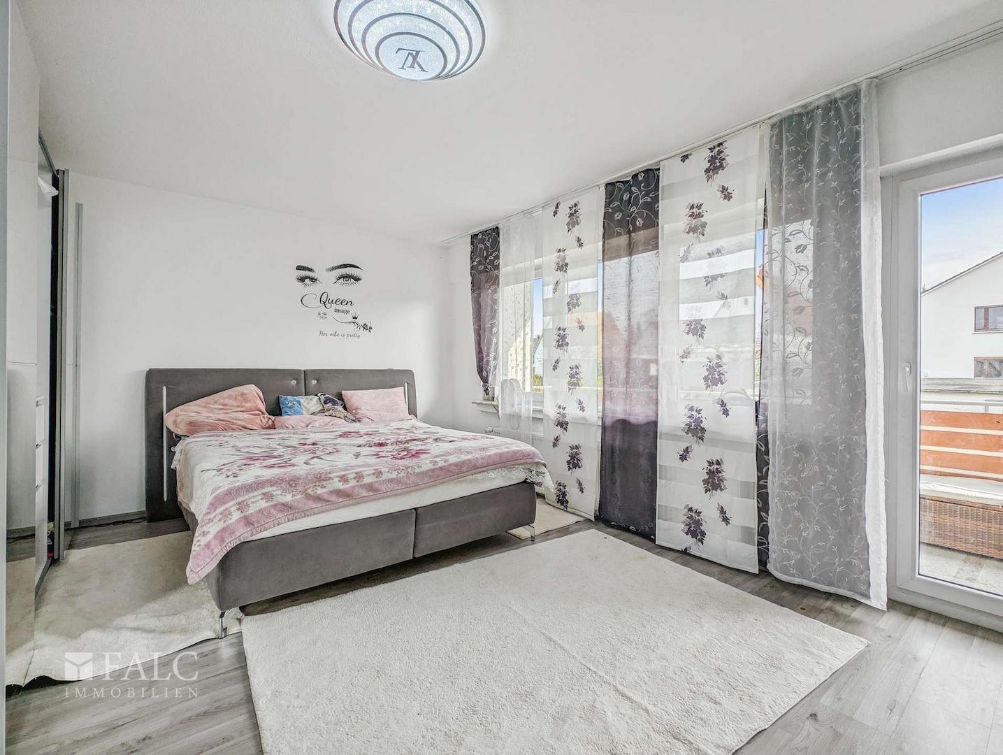 Schlafzimmer mit Balkon