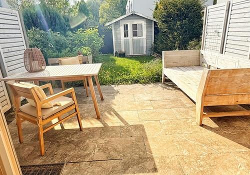 Private Terrasse mit Garten