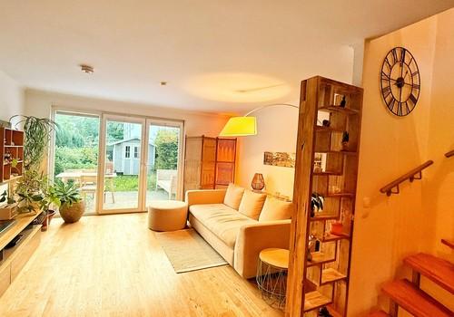 Wohnbereich mit Gartenblick