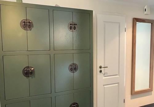 Flur mit Sideboard und Spiegel