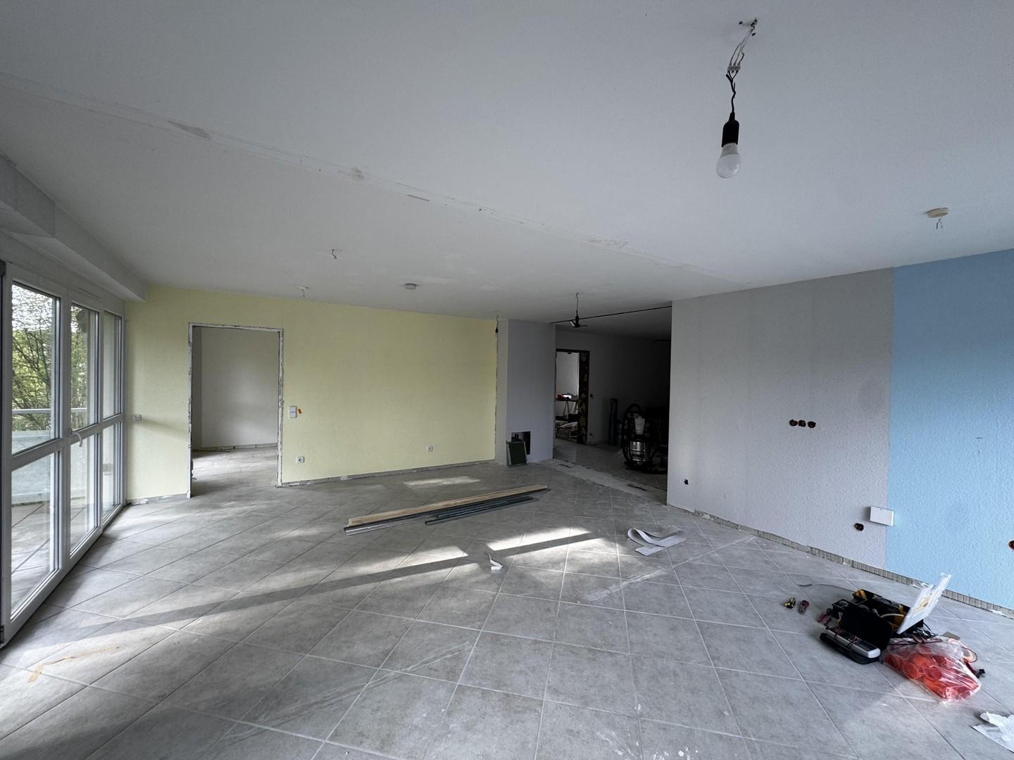 Wohn-Essbereich (Küche rechts)