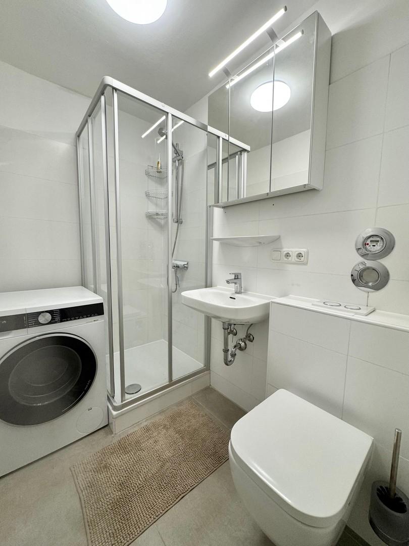 Bad mit Dusche und WC