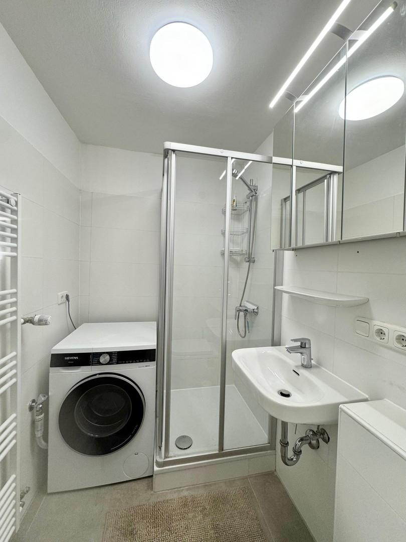 Bad mit Dusche und WC